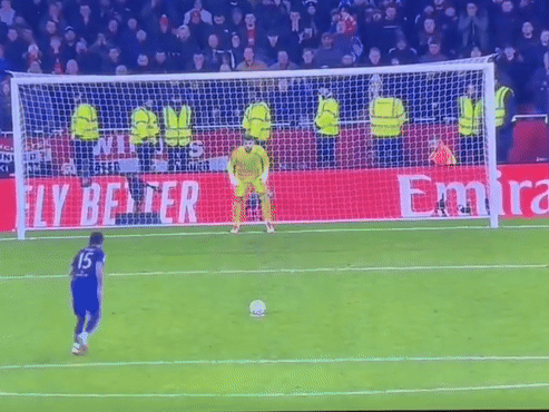 Thủ môn Arsenal bị chê cười vì 'tấu hài' trong loạt phạt đền với MU