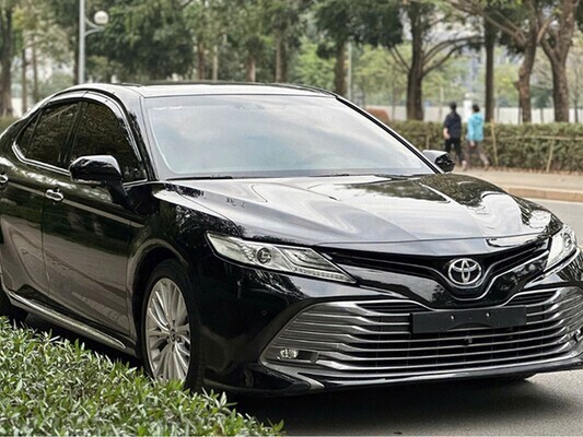 Toyota Camry chạy 6 năm, lên sàn xe cũ Việt hơn 900 triệu đồng