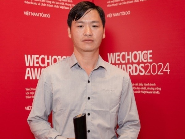 Hình ảnh một vị trưởng thôn trên thảm đỏ WeChoice Awards bỗng “bùng nổ” cõi mạng, chuyện gì xảy ra?