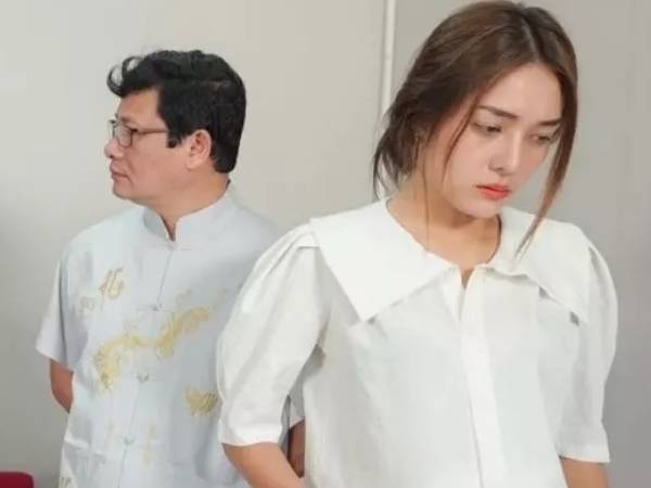 Mang tiền thưởng Tết 50 triệu biếu bố chồng, con dâu sốc ngang trước lời ông nói