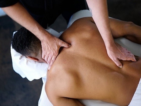 Đối tượng tuyệt đối không được massage sau khi uống rượu