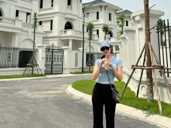 Cảnh tượng bên trong 'bạch dinh' xa hoa làm lộ độ giàu khủng của 'phú bà'