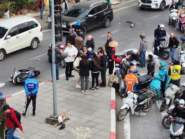 Ô tô tông liên hoàn 6 xe máy trên phố Hà Nội khiến 2 người gãy chân, hiện trường ngổn ngang