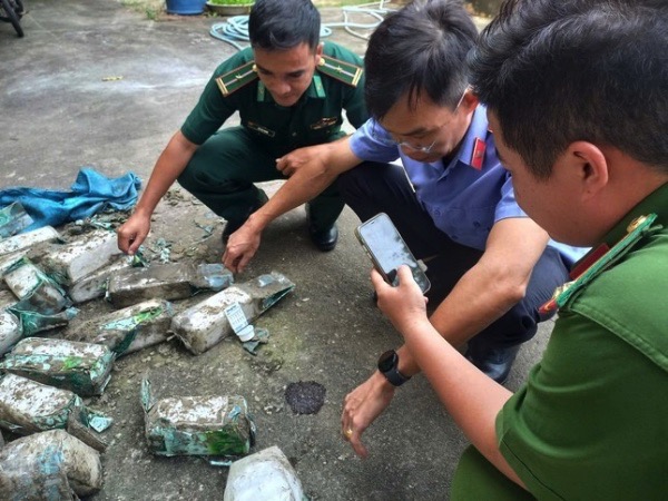 Hàng chục ký tinh thể nghi ma túy dạt vào bờ biển Côn Đảo