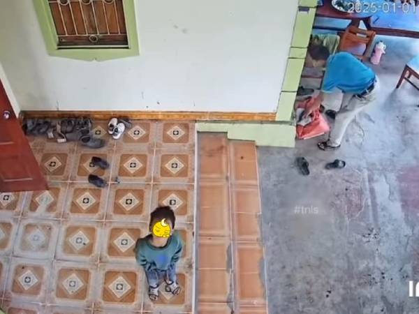 Mẹ đi làm nhưng bé trai vẫn chưa biết là xa tít tắp, ngày nào cũng ra trước camera ngước lên gọi 'mẹ ơi'...