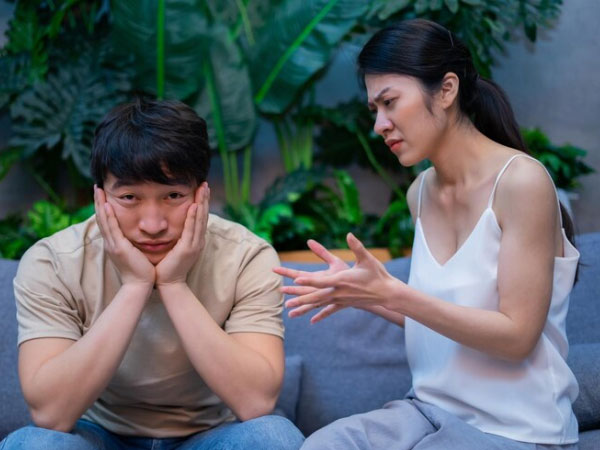 Chồng tự mình chuẩn bị quà Tết cho 2 bên nội - ngoại, vừa mở ra xem quà bên ngoại tôi bức xúc muốn 'ném ra ngoài sân'