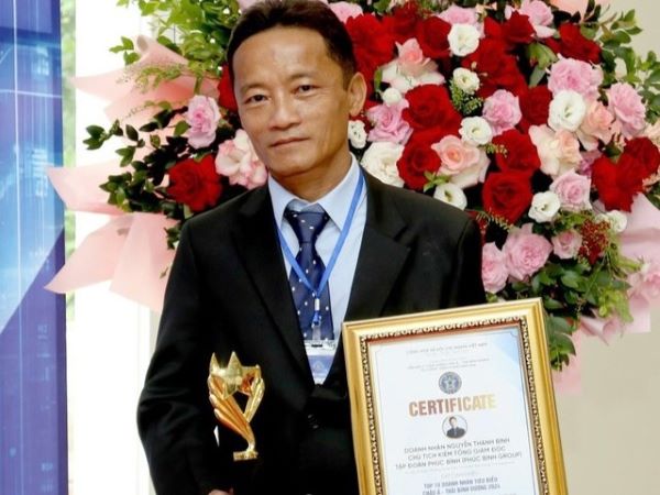 'Doanh nhân đi Mercedes rút kiếm dọa phụ nữ' sở hữu  loạt công ty trăm tỷ, từng được tặng nhiều danh hiệu