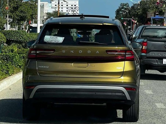 Skoda Kodiaq 2025 giá 1,6 tỷ đồng đầu tiên trên đường phố Việt