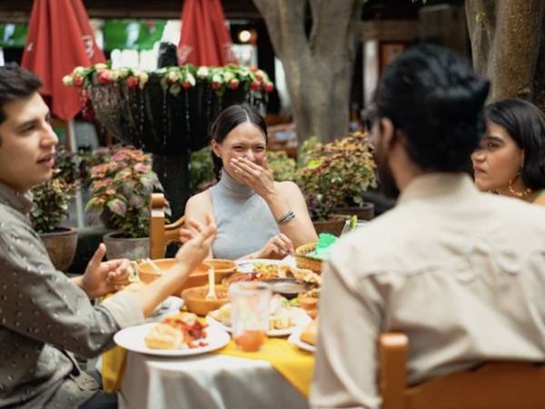 Sếp mời cả phòng đi ăn tất niên, đồng nghiệp đột nhiên yêu cầu 'Thưởng Tết cao thì phải khao': Cách tôi ‘‘đáp trả’’ khiến cấp trên hài lòng