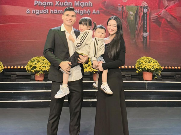 Cầu thủ từng 'nghèo nhất Việt Nam' phải bán trâu để mua giày đá bóng, cuộc sống giờ đây thay đổi hoàn toàn