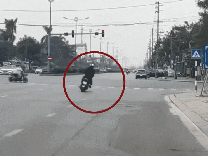 Phanh gấp để kịp dừng đèn đỏ khiến cả người và xe ngã sõng soài ra đường, nam thanh niên bị 'chấn chỉnh' vì lý do này