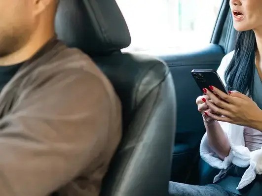 Tài xế taxi bị bắt vì lôi khách nữ khỏi xe, bỏ rơi trên đường cao tốc