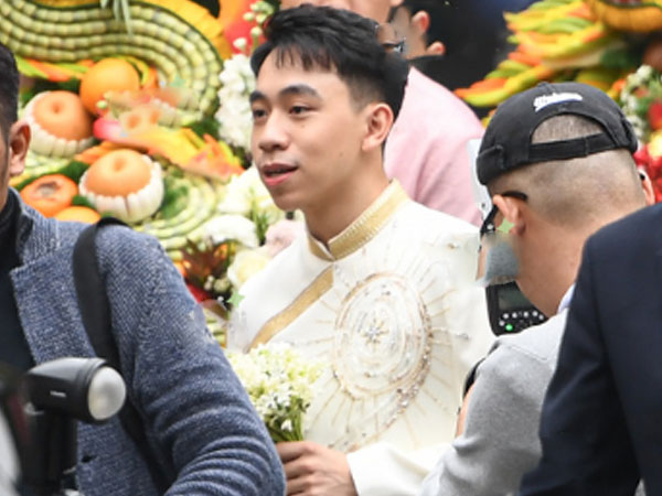 Nét căng hình ảnh thiếu gia Vingroup - Phạm Nhật Minh Hoàng đi hỏi vợ, lần đầu tiên lộ diện cận cảnh cỡ này: Visual đỉnh!