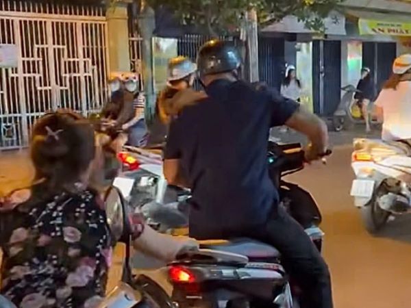 Công an lấy lời khai người đàn ông hành hung cô gái ở Gò Vấp