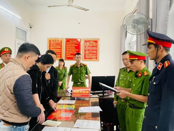 CLIP: Nghe lệnh bắt giam, cô gái ở Quảng Nam 'bỗng hóa điên', người chứng kiến ngỡ ngàng