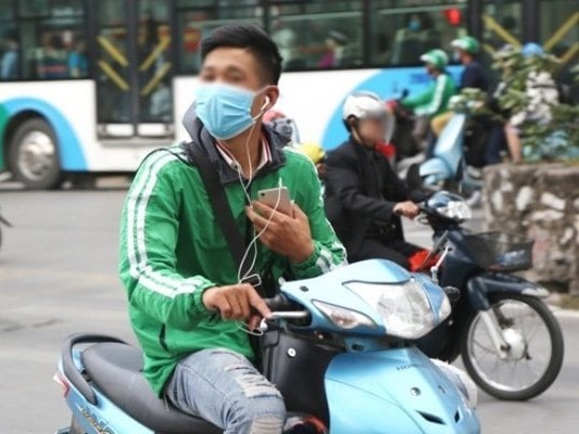 Từ 1/1/2025, đeo tai nghe khi đi xe máy bị phạt bao nhiêu tiền?