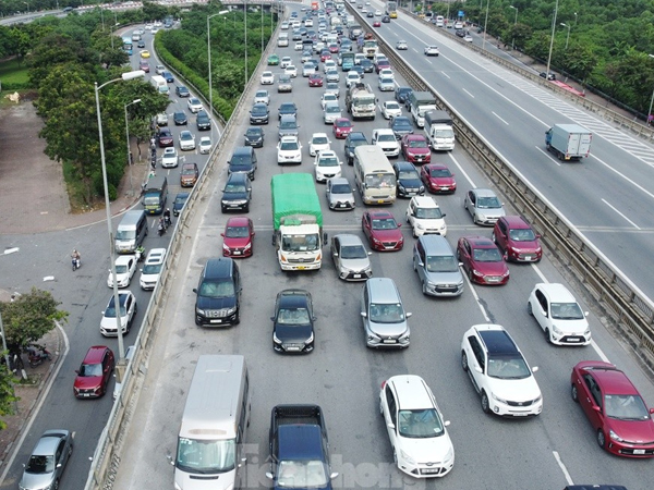 Cận cảnh tuyến đường Vành đai 3 quá tải, ùn tắc triền miên
