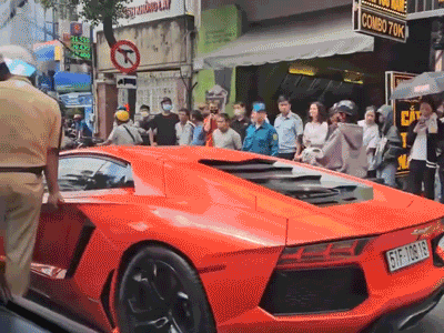 Tài xế đang lái siêu xe Lamborghini thì đột ngột dừng giữa đường, được đưa đi cấp cứu