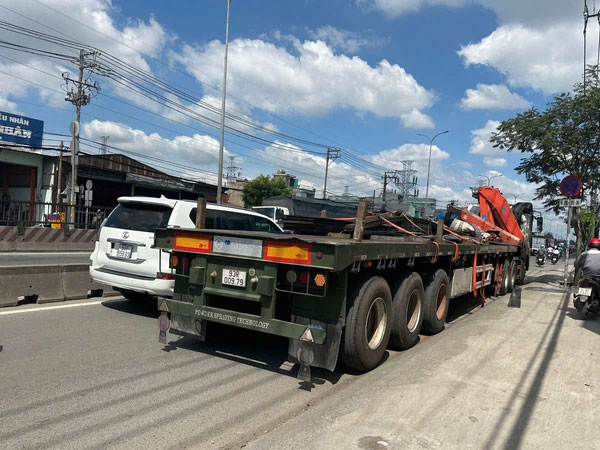 Xe đầu kéo thắng gấp, tấm thép lao thẳng xuống đường ở TP HCM