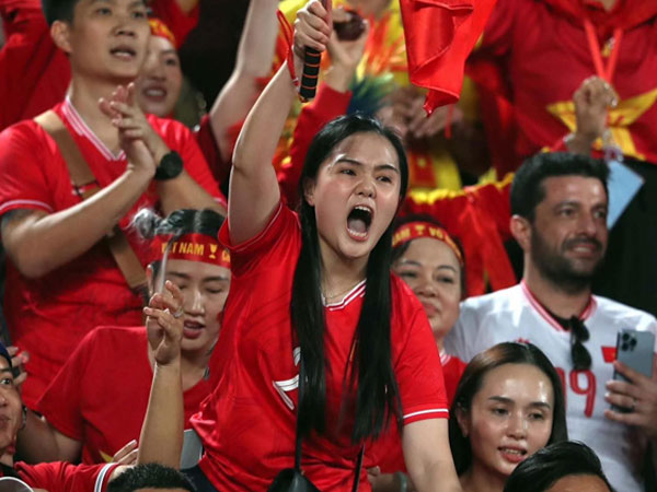 Vợ Duy Mạnh cổ vũ ĐT Việt Nam 'bằng cả tính mạng' đến nỗi ngất trên khán đài nhưng bị chồng dỗi vì 1 điều
