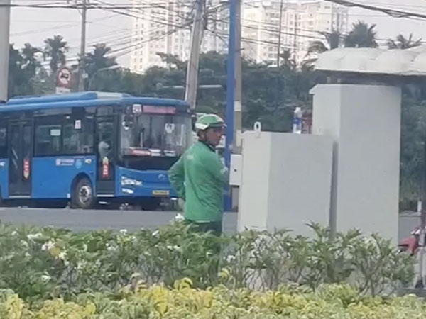 Xác minh người mặc đồ GrabBike chỉnh tín hiệu đèn giao thông ở TPHCM