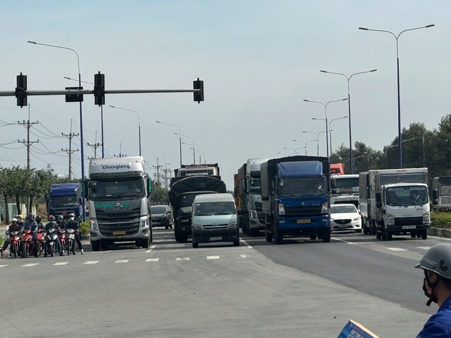 Đèn tín hiệu ‘nhảy múa’ dòng xe nối đuôi nhau hàng km không dám di chuyển
