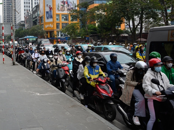 Hà Nội ngày cận Tết: Chờ 4 nhịp đèn chưa thoát khỏi ùn tắc, giờ nào cũng là... giờ cao điểm