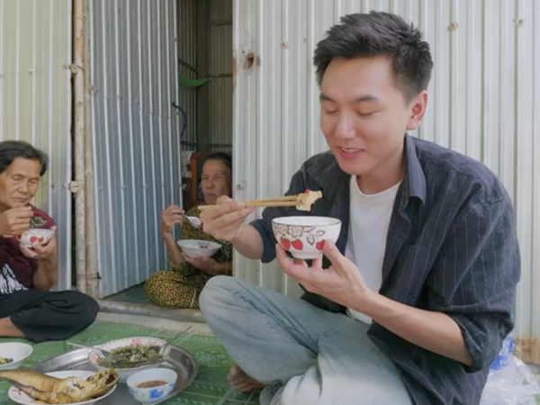 Khoai Lang Thang cùng bà con An Giang nấu đặc sản cực vui nhưng câu nói của chị chủ nhà khiến dân mạng 'thấy thương' vô cùng