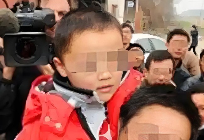 Bị bắt cóc, cậu bé 5 tuổi nhanh trí hô to 1 câu khiến kẻ buôn người 'vắt chân lên cổ' bỏ trốn!