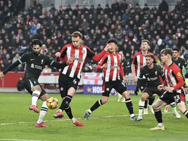 Liverpool bùng nổ phút bù giờ, Arsenal đánh rơi chiến thắng tiếc nuối