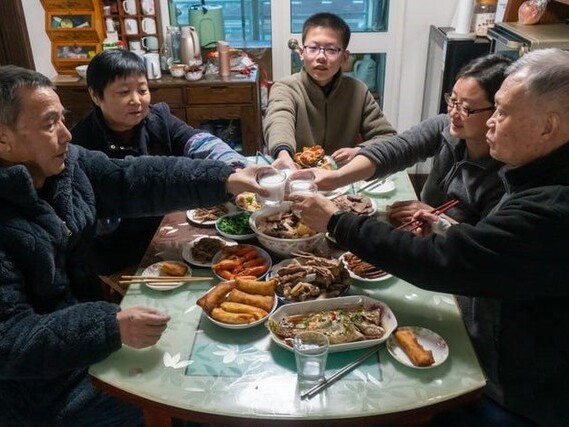 Bố mẹ không còn, tôi mời 4 người em đến nhà sum họp Tết nhưng không ai đồng ý đến: Biết lý do mà vui đến ngỡ ngàng