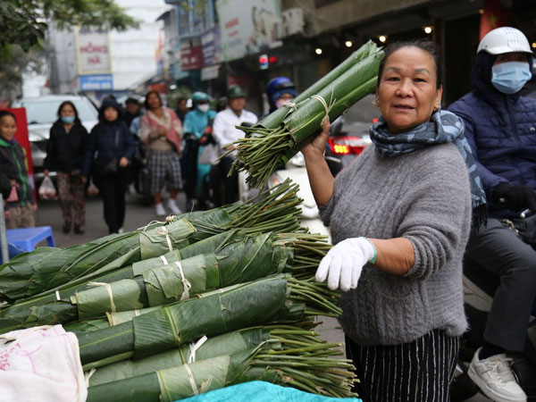 Chợ lá dong lâu đời nhất Hà Nội tấp nập từ sáng đến tối