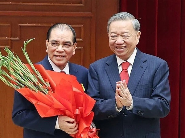Nguyên Tổng Bí thư Nông Đức Mạnh và nguyên Thủ tướng Nguyễn Tấn Dũng nhận Huân chương Sao vàng