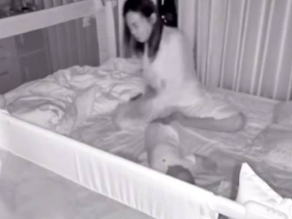 Mẹ bỉm quát tháo, gào thét vô vọng giữa đêm khuya, theo dõi camera trong 1 đêm mà phải thốt lên 'quá sức chịu đựng'