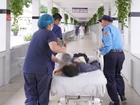 Người đàn ông trải qua 2 lần phẫu thuật cấp cứu vì 'sở thích' kỳ quặc