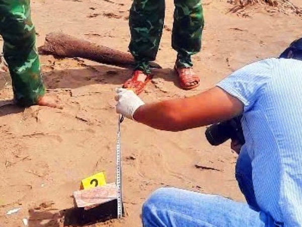 Phát hiện nhiều vật thể nghi là ma túy trôi dạt vào bãi biển ở Trà Vinh