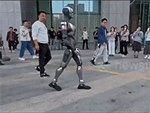 Robot hình người đi dạo thu hút sự chú ý của công chúng