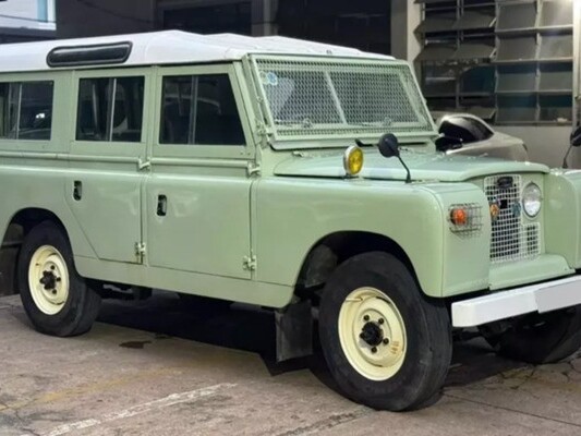 SUV Land Rover Defender cổ lỗ sĩ nhưng giá bạc tỷ tại Việt Nam