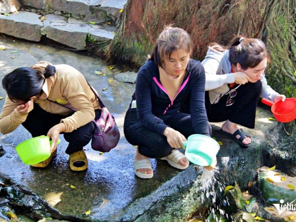 Ngôi miễu ở TPHCM có mạch nước tự phun trào, nhiều người đến uống để cầu may