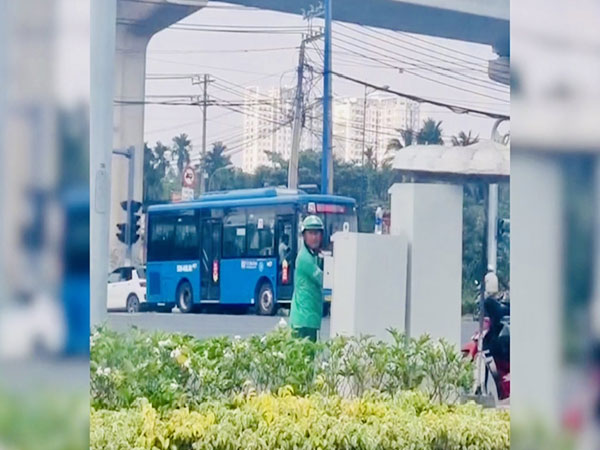 Tài xế GrabBike điều chỉnh đèn tín hiệu giao thông ở TPHCM bị phạt 3-5 triệu