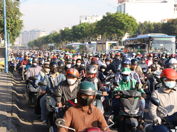 TPHCM đang rà soát, đề xuất dùng tạm vỉa hè cho giao thông cuối năm