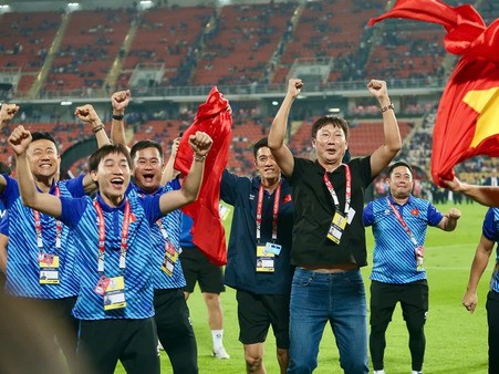 HLV Kim Sang-sik tiết lộ bí quyết vô địch, hóa ra đấy là khác biệt với HLV Troussier?