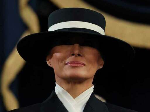 Bà Melania đội chiếc mũ kỳ lạ trong suốt lễ nhậm chức của Tổng thống Donald Trump: Chuyện gì xảy ra?