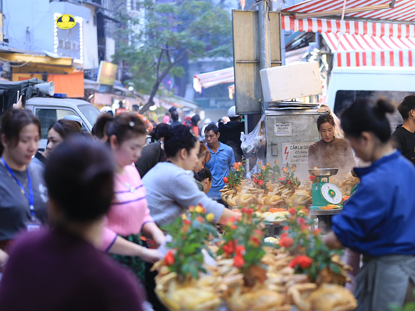 Người Hà Nội chen chân ở chợ từ sớm để mua đồ cúng trong ngày tiễn ông Táo về trời
