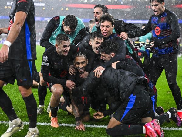 Hansi Flick ‘phát điên’ khi Barca hạ Benfica 5-4 ở Cúp C1
