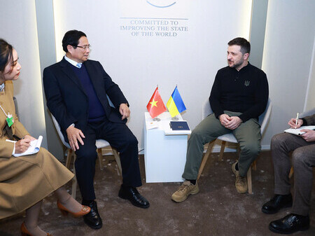 Thủ tướng Phạm Minh Chính gặp Tổng thống Ukraine Volodymyr Zelensky