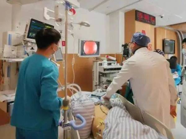 Người đàn ông nôn ra 2 lít máu, rách thực quản: Thủ phạm là thứ nhiều nam giới mê mẩn dịp Tết