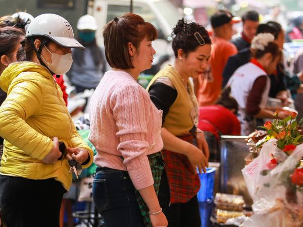 Tết ông Công ông Táo: Đồ cúng chế biến phong phú, gà ngậm hoa hồng giá 500.000đ/con