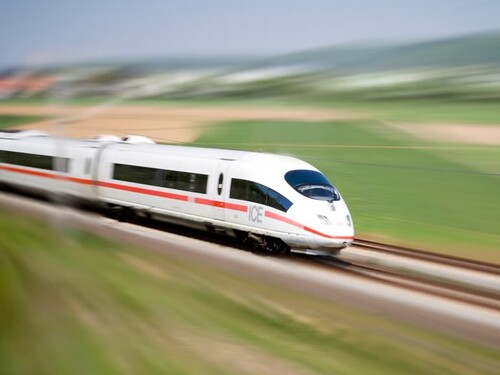 Hành khách sống sót thần kỳ sau khi bám vào bên ngoài khoang tàu di chuyển tốc độ 280km/h