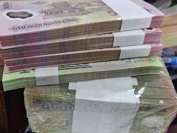 Cận Tết, nhiều người nháo nhào đổi tiền lì xì, 'chợ mạng' phí cao